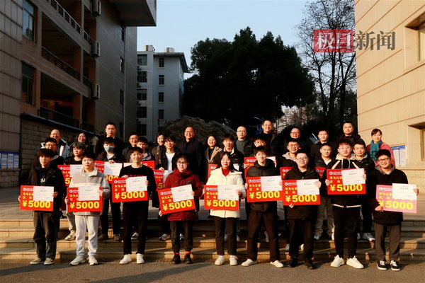 【极目新闻】民办高校“拥抱”华为:从办认证精英工程师班到建华为ICT学院 【极目新闻】民办高校“拥抱”华为:从办认证精英工程师班到建华为ICT学院