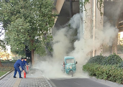 巡逻途中突遇火情，微型消防站及时扑救遏制火势