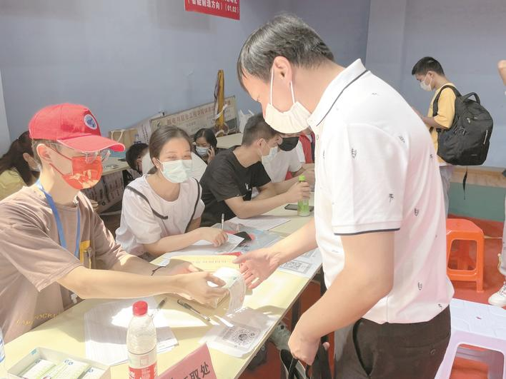 【楚天都市报】圆梦大学的他上课永远坐第一排 【楚天都市报】圆梦大学的他上课永远坐第一排