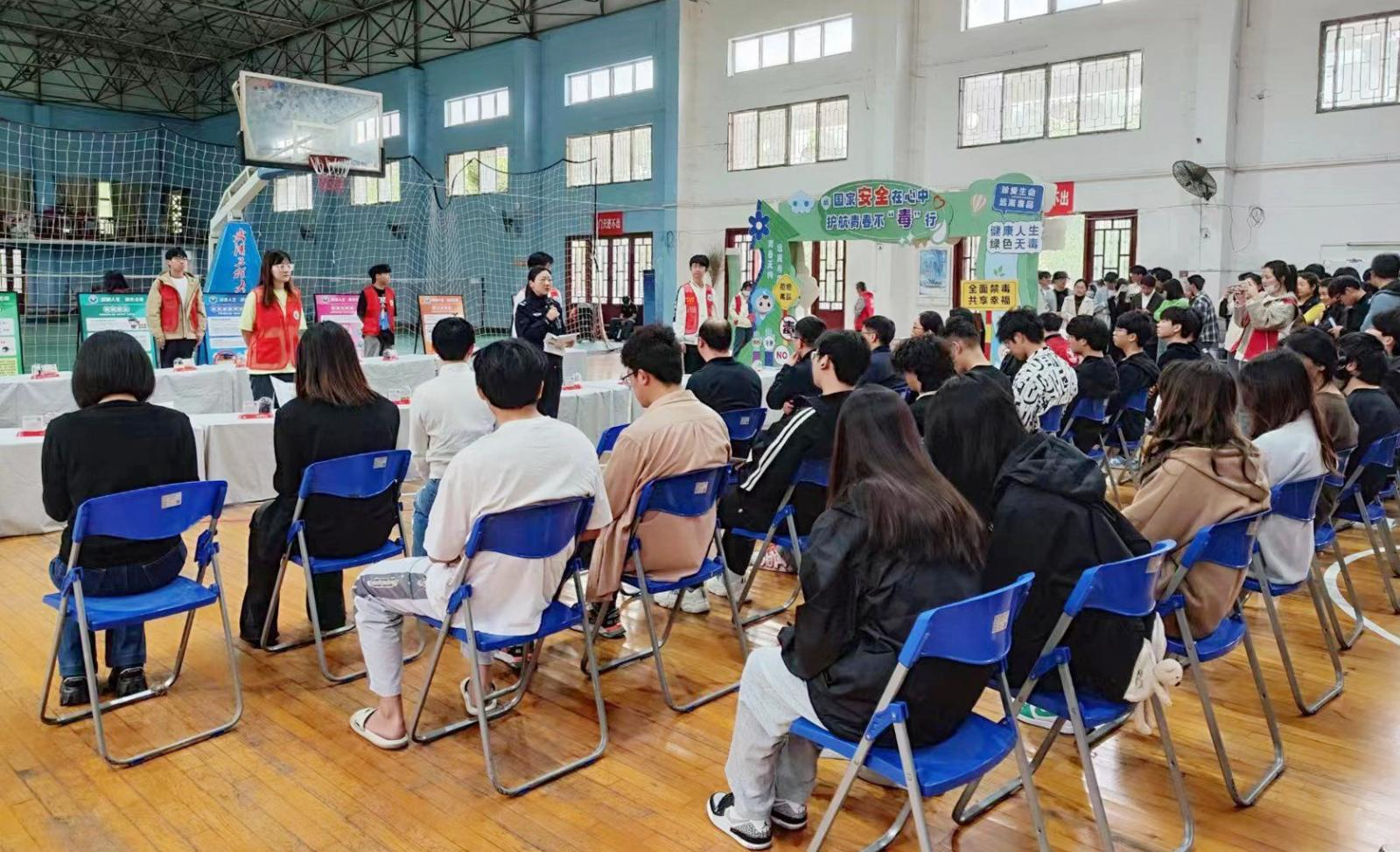 国家安全在心中 护航青春不”毒“行——法治安全教育进校园 国家安全在心中 护航青春不”毒“行——法治安全教育进校园
