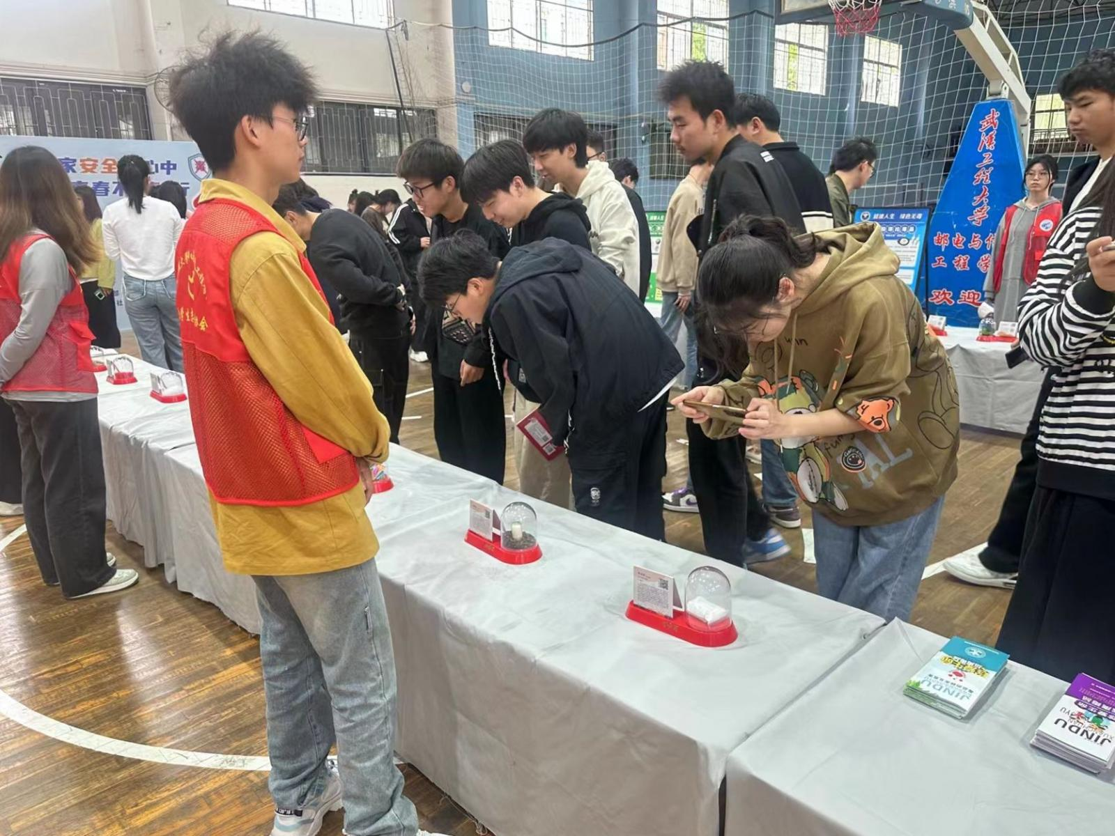 国家安全在心中 护航青春不”毒“行——法治安全教育进校园 国家安全在心中 护航青春不”毒“行——法治安全教育进校园