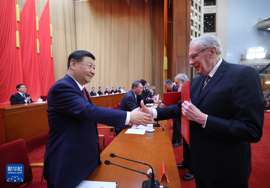 全国科技大会 国家科学技术奖励大会 两院院士大会在京召开 习近平为国家最高科学技术奖获得者等颁奖并发表重要讲话 全国科技大会 国家科学技术奖励大会 两院院士大会在京召开 习近平为国家最高科学技术奖获得者等颁奖并发表重要讲话
