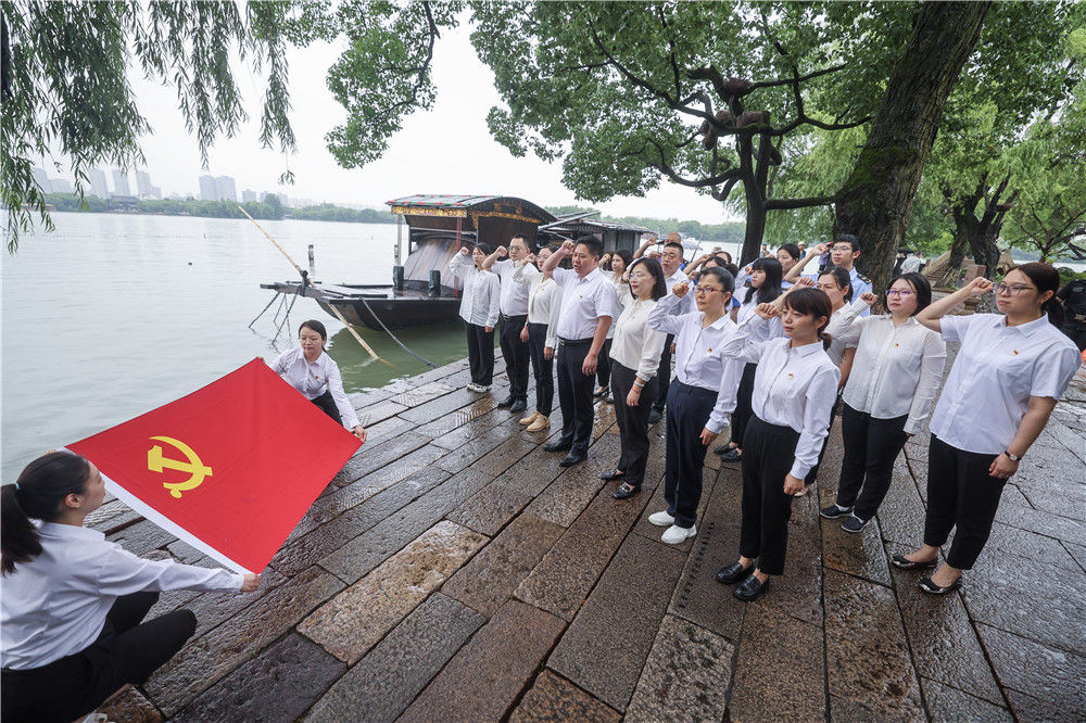 又踏层峰辟新天——《中共中央关于进一步全面深化改革、推进中国式现代化的决定》诞生记