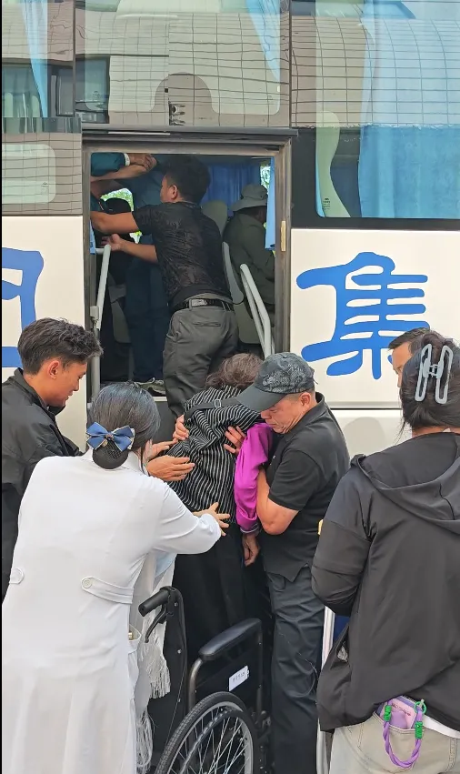 跨越3000公里，大骨节病公益项目暖心护送10名治愈患者返乡