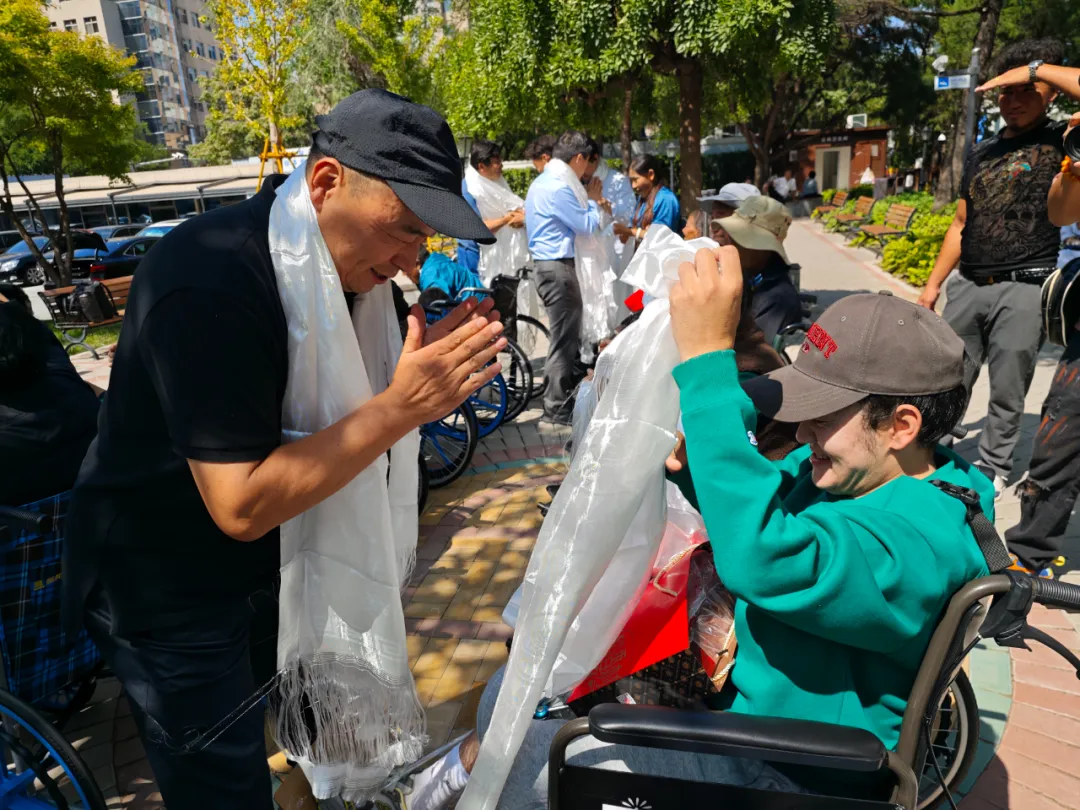 跨越3000公里，大骨节病公益项目暖心护送10名治愈患者返乡