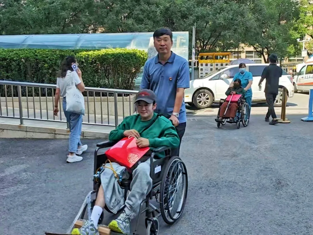 跨越3000公里，大骨节病公益项目暖心护送10名治愈患者返乡
