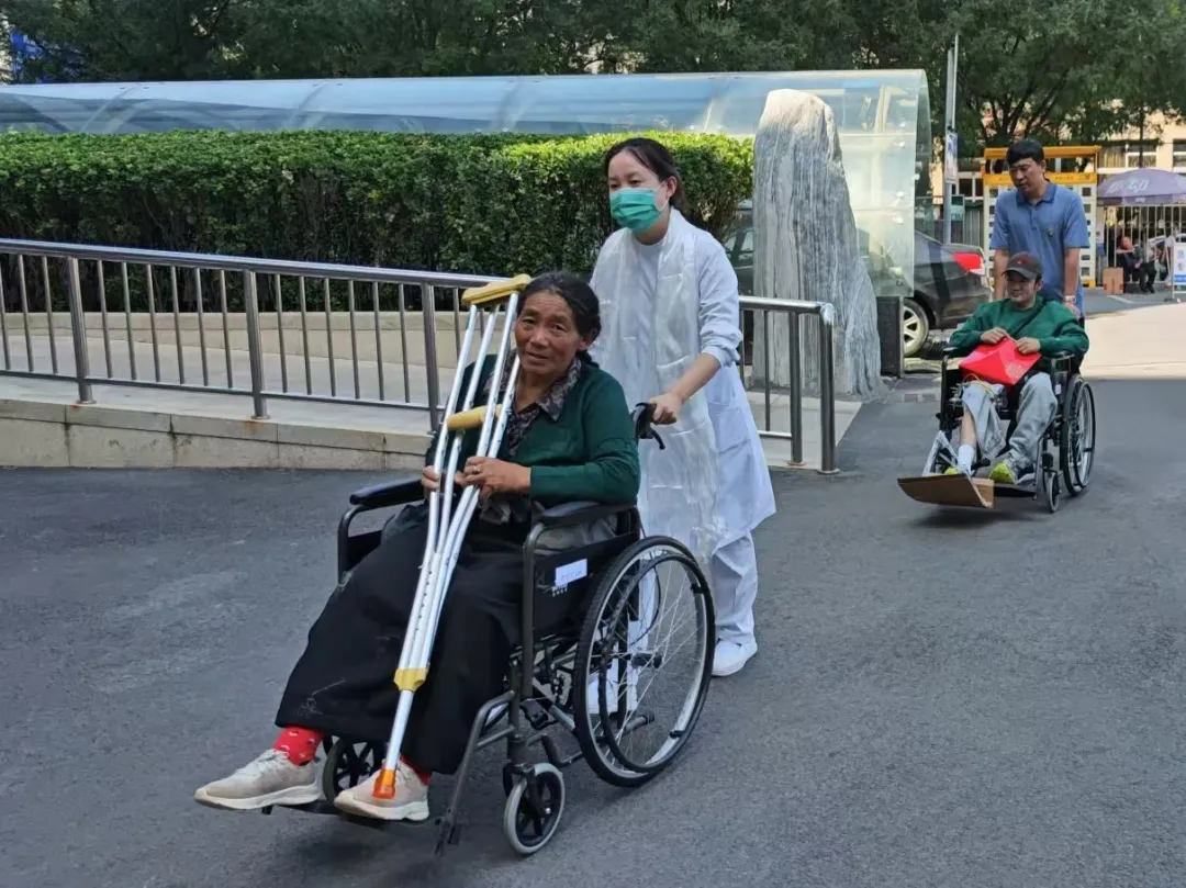 跨越3000公里，大骨节病公益项目暖心护送10名治愈患者返乡