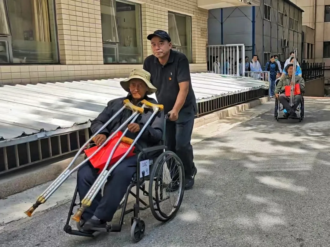 跨越3000公里，大骨节病公益项目暖心护送10名治愈患者返乡