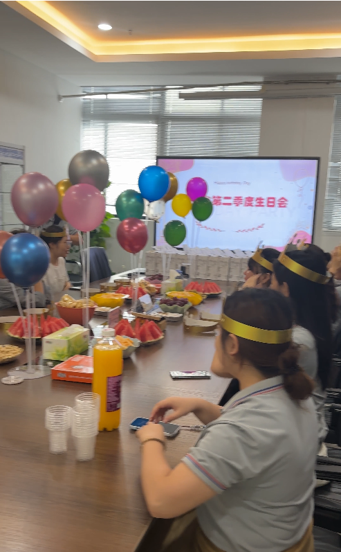 第二季度员工生日会