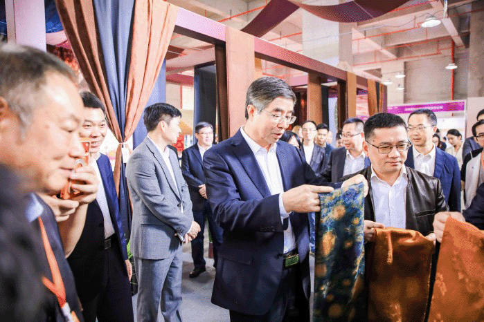 “美丽经济首发站”强势启航 2025顺德珠宝时尚文化节盛大开幕 “美丽经济首发站”强势启航 2025顺德珠宝时尚文化节盛大开幕