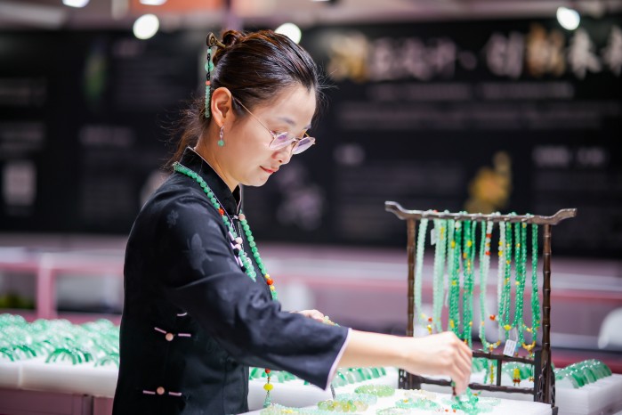 “美丽经济首发站”强势启航 2025顺德珠宝时尚文化节盛大开幕 “美丽经济首发站”强势启航 2025顺德珠宝时尚文化节盛大开幕