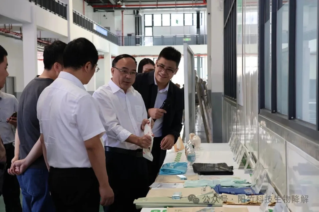 省林业局总工程师张志才一行莅临公司子公司阳竹新材料,盛赞竹纤维地膜为“绿色新法宝” 省林业局总工程师张志才一行莅临公司子公司阳竹新材料,盛赞竹纤维地膜为“绿色新法宝”