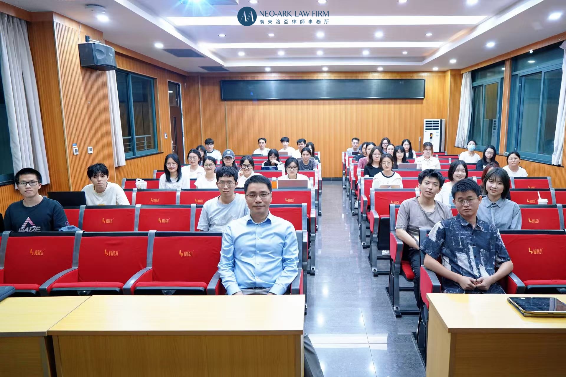 黄建球主任应邀为华工法学院研究生授课