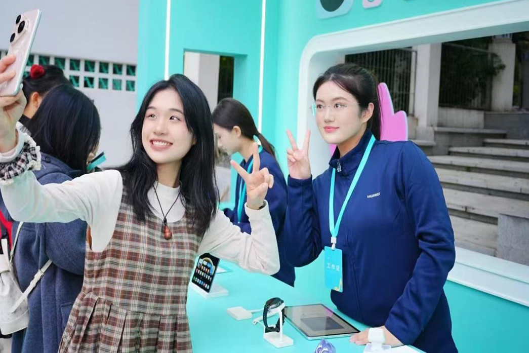 学生的成才之路 | 青春逐梦绽锋芒：助农主播曹瑞莹圆梦华为