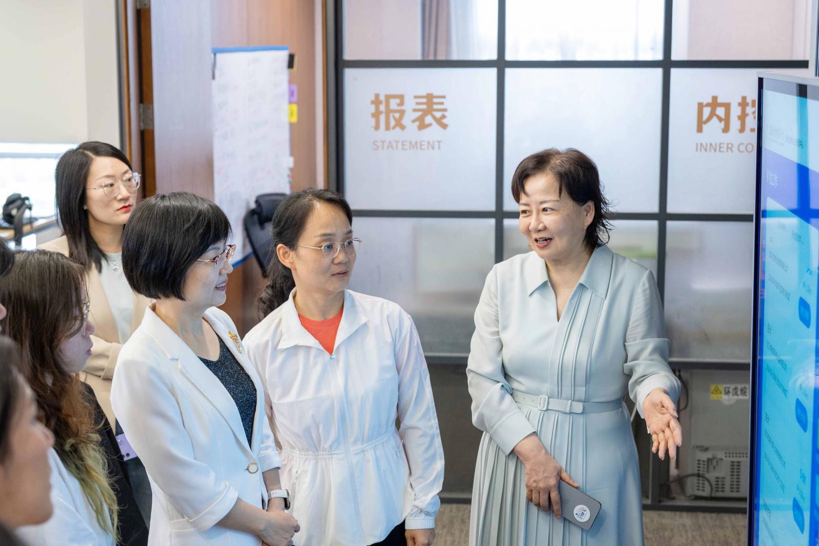 学院党委书记李芳带队赴仁和会计教育集团深化校企合作