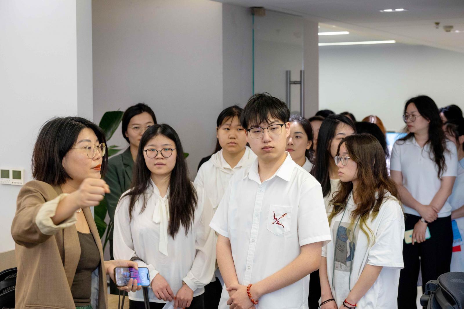 学院党委书记李芳带队赴仁和会计教育集团深化校企合作