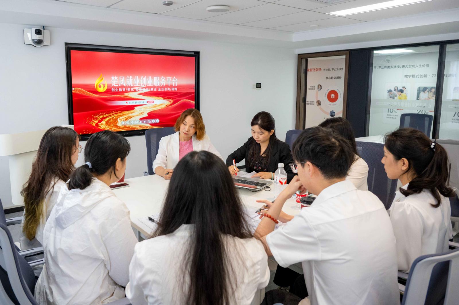 学院党委书记李芳带队赴仁和会计教育集团深化校企合作