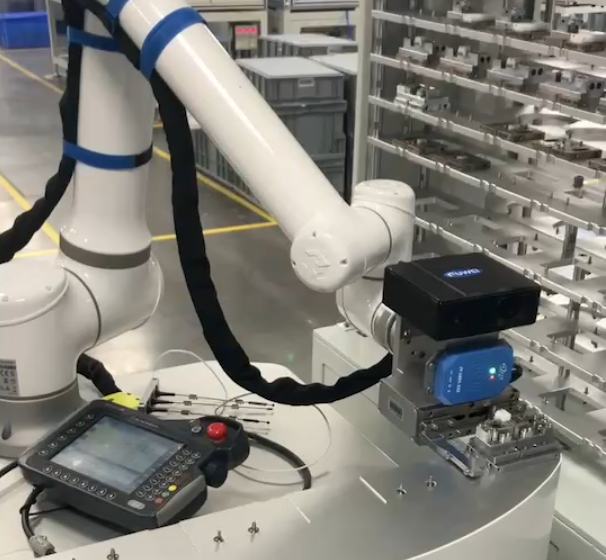 汽车精密零件 CNC 加工痛点破局:复合机器人实现多台机床巡回上下料
