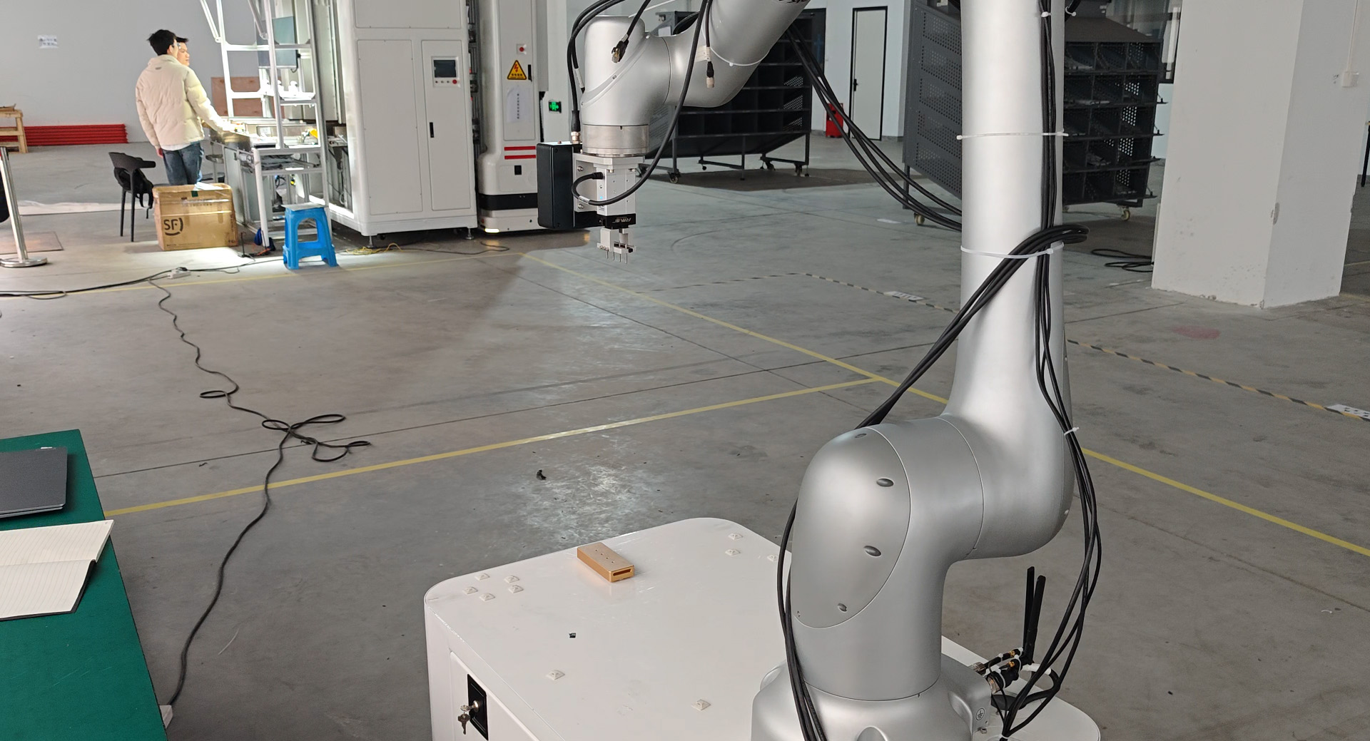 汽车精密零件 CNC 加工痛点破局:复合机器人实现多台机床巡回上下料