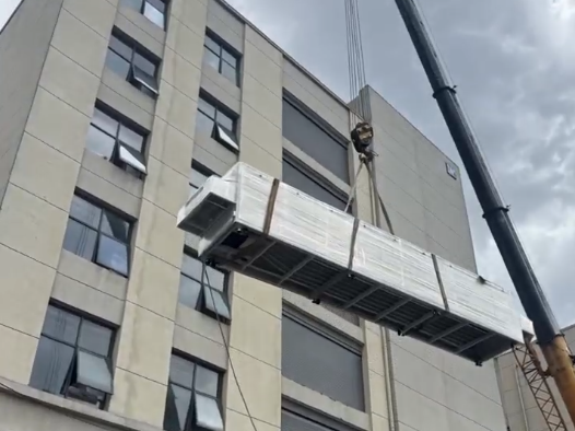 产线焕新全速扩产，富捷科技以高端电阻布局全球市场  伴随新能源汽车电子化、算力产业快速发展，市场对电阻产品的可靠性、环境适应性提出更高标准，具备技术壁垒的高端特种电阻迎来广阔市场空间。依托优质的产业基础与产品优势，富捷科技持续夯实智造产能，稳步提升高端贴片电阻的规模化供给能力，精准匹配全球高端市场需求。   产能全面爬坡，月产出稳步攀升 当前，富捷科技各大智造基地扩产工作全面提速，新一轮精密自动化生产设备、专业检测设备陆续分批进场、安装调试并顺利投产。原有成熟产线保持满负荷稳定生产，全新设备持续释放新增产能，车间整体智能化、自动化生产水准大幅提升。    依托安徽马鞍山与江西九江四大生产基地的协同优势，公司整体产能稳步攀升，目前月产能已稳定维持在350-400亿只规模。   与此同时，富捷拥有2 万㎡智能仓储，常备2个月安全库存，常规订单30天内交付，紧急试样最快3天响应，规模化生产与灵活排产相结合，满足不同客户的需求。  产品结构优化，聚焦高端特殊品 不同于行业同质化的普通产能扩张，本
