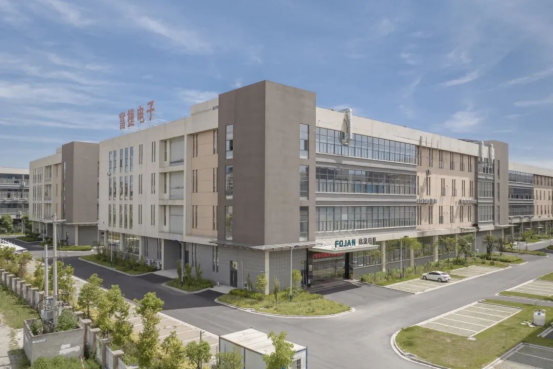 产线焕新全速扩产，富捷科技以高端电阻布局全球市场  伴随新能源汽车电子化、算力产业快速发展，市场对电阻产品的可靠性、环境适应性提出更高标准，具备技术壁垒的高端特种电阻迎来广阔市场空间。依托优质的产业基础与产品优势，富捷科技持续夯实智造产能，稳步提升高端贴片电阻的规模化供给能力，精准匹配全球高端市场需求。   产能全面爬坡，月产出稳步攀升 当前，富捷科技各大智造基地扩产工作全面提速，新一轮精密自动化生产设备、专业检测设备陆续分批进场、安装调试并顺利投产。原有成熟产线保持满负荷稳定生产，全新设备持续释放新增产能，车间整体智能化、自动化生产水准大幅提升。    依托安徽马鞍山与江西九江四大生产基地的协同优势，公司整体产能稳步攀升，目前月产能已稳定维持在350-400亿只规模。   与此同时，富捷拥有2 万㎡智能仓储，常备2个月安全库存，常规订单30天内交付，紧急试样最快3天响应，规模化生产与灵活排产相结合，满足不同客户的需求。  产品结构优化，聚焦高端特殊品 不同于行业同质化的普通产能扩张，本