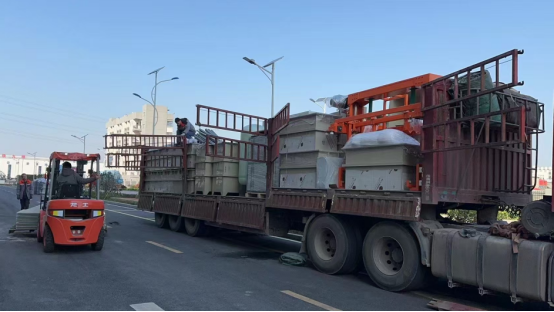 产线焕新全速扩产，富捷科技以高端电阻布局全球市场  伴随新能源汽车电子化、算力产业快速发展，市场对电阻产品的可靠性、环境适应性提出更高标准，具备技术壁垒的高端特种电阻迎来广阔市场空间。依托优质的产业基础与产品优势，富捷科技持续夯实智造产能，稳步提升高端贴片电阻的规模化供给能力，精准匹配全球高端市场需求。   产能全面爬坡，月产出稳步攀升 当前，富捷科技各大智造基地扩产工作全面提速，新一轮精密自动化生产设备、专业检测设备陆续分批进场、安装调试并顺利投产。原有成熟产线保持满负荷稳定生产，全新设备持续释放新增产能，车间整体智能化、自动化生产水准大幅提升。    依托安徽马鞍山与江西九江四大生产基地的协同优势，公司整体产能稳步攀升，目前月产能已稳定维持在350-400亿只规模。   与此同时，富捷拥有2 万㎡智能仓储，常备2个月安全库存，常规订单30天内交付，紧急试样最快3天响应，规模化生产与灵活排产相结合，满足不同客户的需求。  产品结构优化，聚焦高端特殊品 不同于行业同质化的普通产能扩张，本