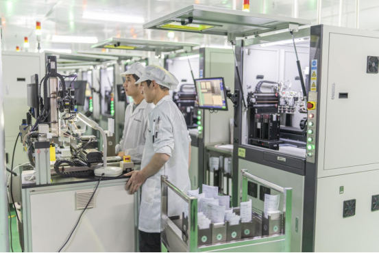 产线焕新全速扩产，富捷科技以高端电阻布局全球市场  伴随新能源汽车电子化、算力产业快速发展，市场对电阻产品的可靠性、环境适应性提出更高标准，具备技术壁垒的高端特种电阻迎来广阔市场空间。依托优质的产业基础与产品优势，富捷科技持续夯实智造产能，稳步提升高端贴片电阻的规模化供给能力，精准匹配全球高端市场需求。   产能全面爬坡，月产出稳步攀升 当前，富捷科技各大智造基地扩产工作全面提速，新一轮精密自动化生产设备、专业检测设备陆续分批进场、安装调试并顺利投产。原有成熟产线保持满负荷稳定生产，全新设备持续释放新增产能，车间整体智能化、自动化生产水准大幅提升。    依托安徽马鞍山与江西九江四大生产基地的协同优势，公司整体产能稳步攀升，目前月产能已稳定维持在350-400亿只规模。   与此同时，富捷拥有2 万㎡智能仓储，常备2个月安全库存，常规订单30天内交付，紧急试样最快3天响应，规模化生产与灵活排产相结合，满足不同客户的需求。  产品结构优化，聚焦高端特殊品 不同于行业同质化的普通产能扩张，本