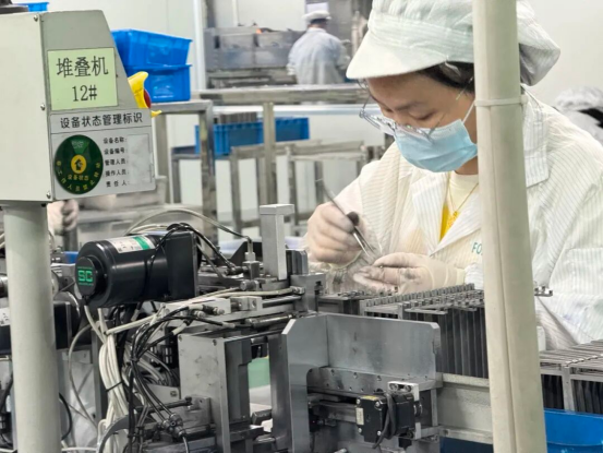FAP系列车规抗浪涌高功率厚膜片式电阻器在新能源车载充电机浪涌防护中的应用  车载充电机是新能源汽车的核心部件之一，负责将交流充电桩输入的交流电转换为直流电，为动力电池充电。随着新能源汽车渗透率持续提升，车载充电机的功率等级也从早期的3.3kW、6.6kW向11kW、22kW甚至更高功率演进。  电网波动、继电器吸合、高压上电、MOSFET高频开关——每一次状态切换都可能产生远超正常值的电压或电流浪涌，对元器件抗浪涌能力提出更高要求。 车载充电机浪涌防护面临三大工程挑战： 浪涌能量大。 雷击感应、负载突变可产生数千伏高压、数百安电流，传统电阻极易损坏。 环境恶劣。 车内及车底工况复杂，需耐受夏季近70℃高温、冬季严寒及持续振动。 车规要求严。 需满足AEC-Q200认证，确保整车生命周期内可靠运行。  FAP系列：高功率与抗浪涌的双重保障  <<<< 富捷FAP系列车规抗浪涌高功率厚膜片式电阻器专为满足AEC-Q200标准的汽车电子应用而设计。该系列产品在FAP系列高功率抗浪涌平台上叠加
