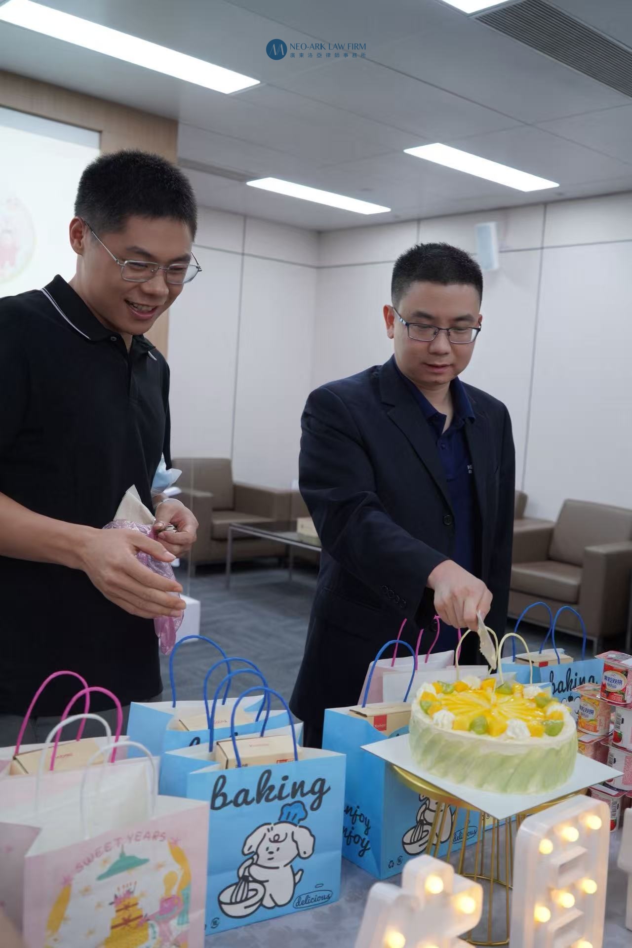洛亚律所为7-8月寿星举办集体生日会
